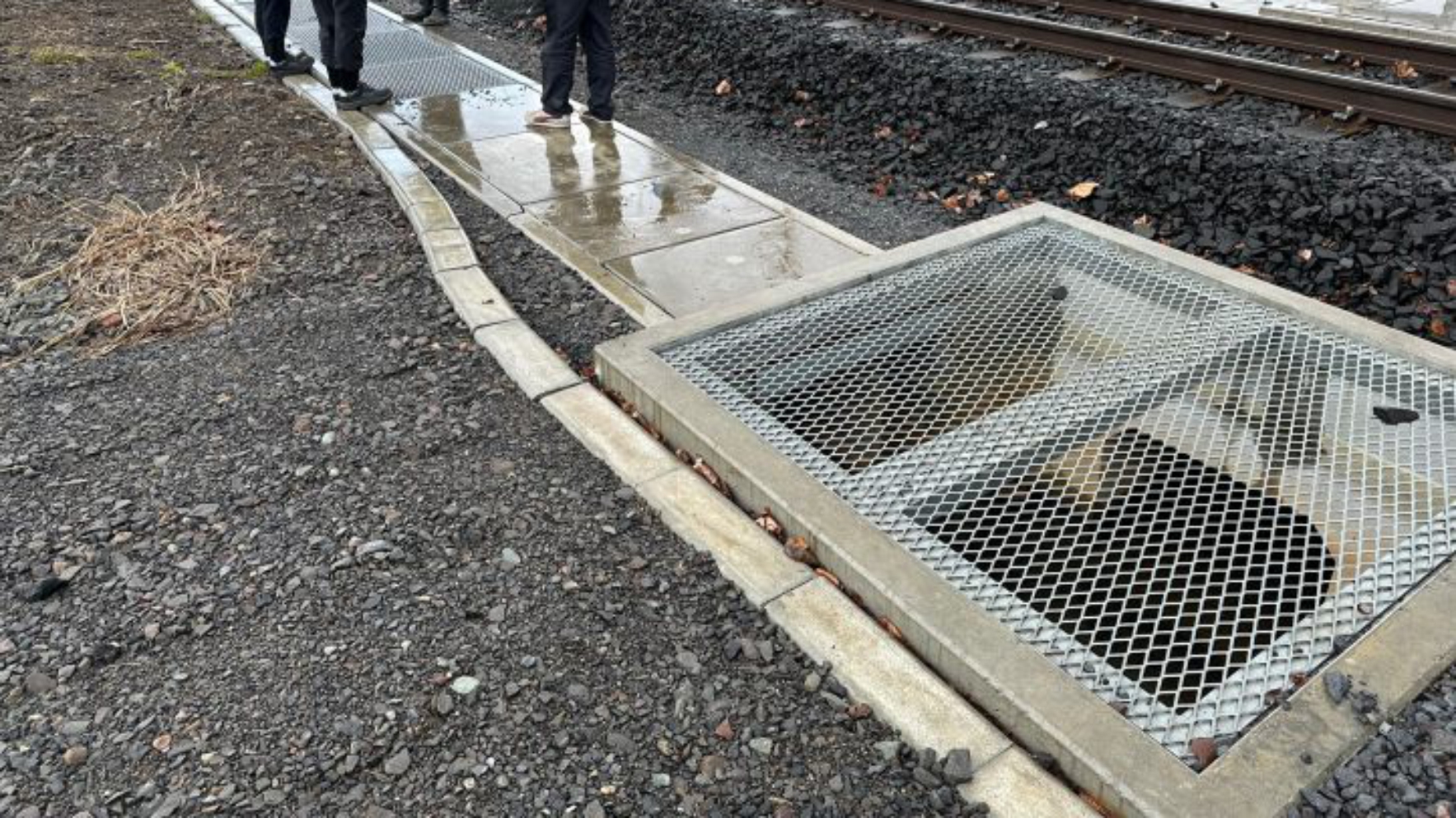 ＪＲ北海道 倶知安駅に、昨年開発した流雪溝用の落下防止枠 104機を設計と製造し駅構内に設置しました。