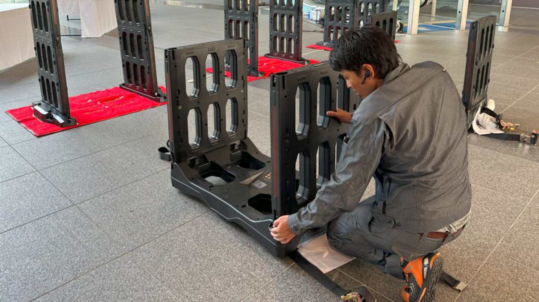 札幌コンベンションセンターのイベント警備強化に於いて、金属探知機ゲート型を設置いたしました。